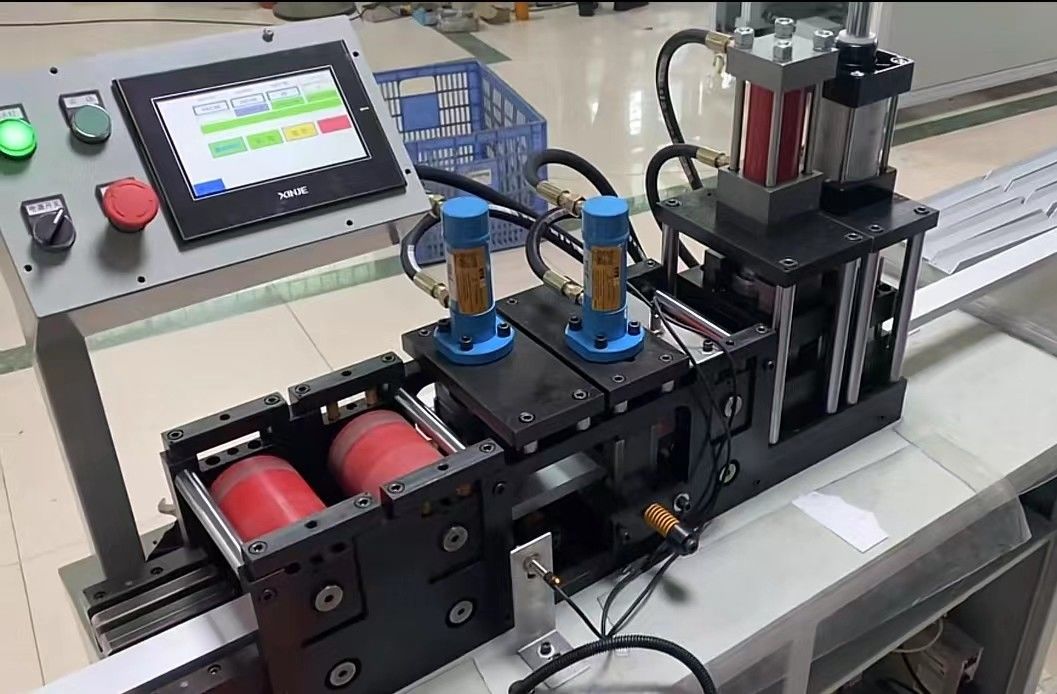 एल्यूमीनियम प्रोफाइल फ्रेम कॉर्नर कटर 380V माइक्रो कंप्यूटर नियंत्रण